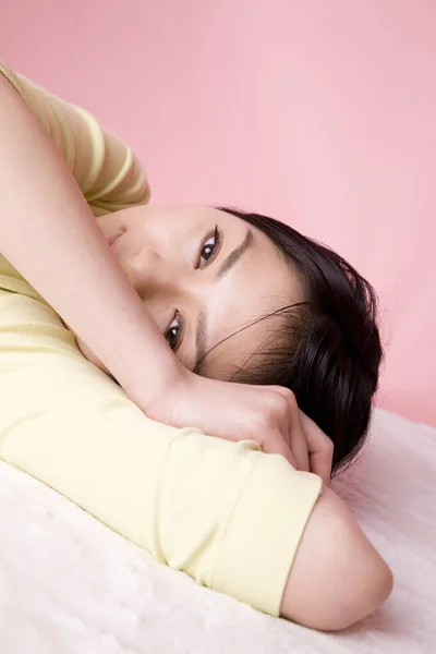 Vacker Ung Asiatisk Kvinna Ler Sängen Isolerad Bakgrund — Stockfoto