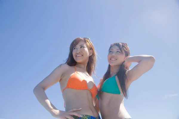 Vackra Japanska Kvinnor Baddräkter Vilar Stranden Dagtid Sommar Semester Koncept — Stockfoto