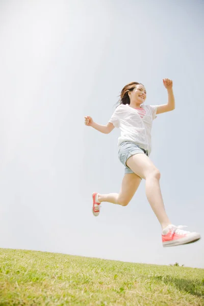 Genç Japon Kadın Parka Atlıyor — Stok fotoğraf