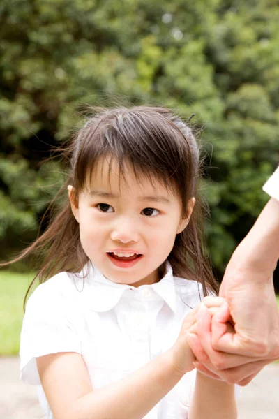 Porträt Des Süßen Kleinen Asiatischen Mädchens Das Spaß Sommerpark Hat — Stockfoto