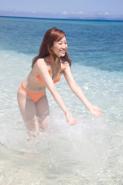 Ung Japansk Kvinna Havet — Stockfoto
