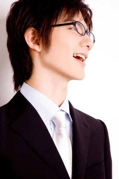 Junger Asiatischer Geschäftsmann Mit Brille Lächelt Auf Isoliertem Hintergrund — Stockfoto