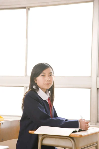 Alumna Japonesa Sentada Escritorio Escuela Retrato Chica Belleza Uniforme Escolar —  Fotos de Stock