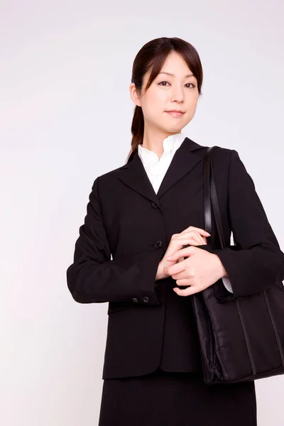 Młody Azji Bizneswoman Torba Pozowanie Izolowane Biały Tło — Zdjęcie stockowe