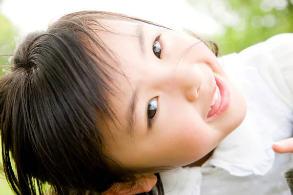 Портрет Милой Маленькой Азиатской Девочки Летнем Парке — стоковое фото