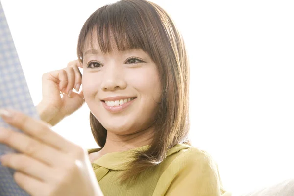 Vacker Glad Ung Asiatisk Kvinna Läser Hemma — Stockfoto