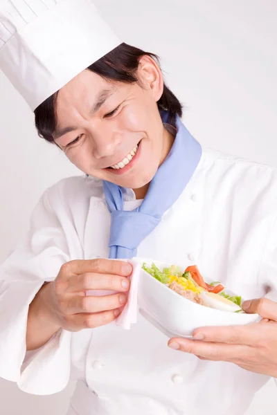 Ritratto Chef Asiatico Sorridente Con Insalata — Foto Stock