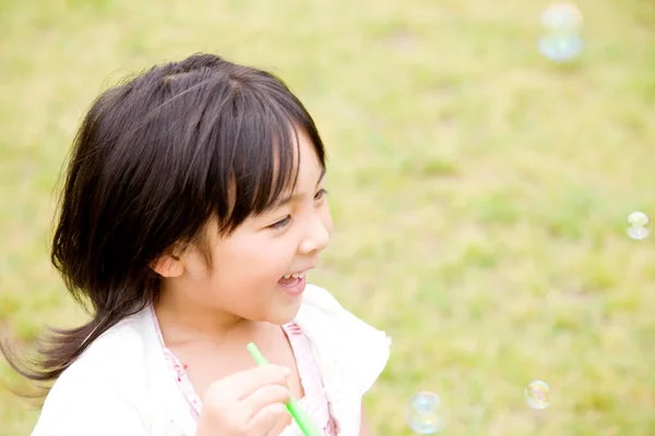 夏の公園で笑顔のアジアの少女 — ストック写真