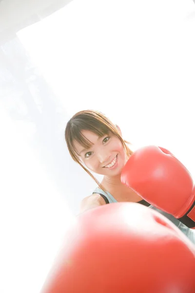 Jeune Asiatique Femme Dans Boxe Gants — Photo