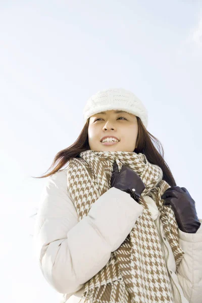 美しい若いアジアの女性 冬の服屋外で — ストック写真