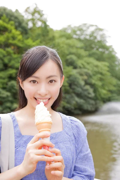 Neşeli Japon Kadın Gündüz Vakti Yeşil Yaz Parkında Dondurma Yiyor — Stok fotoğraf
