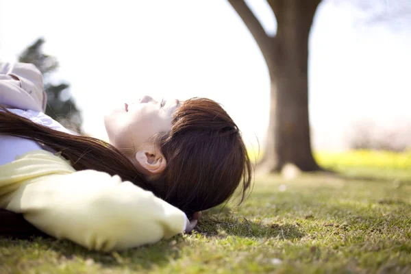 Side View Attractive Young Asian Woman Lying Green Grass Park — Stock Photo, Image