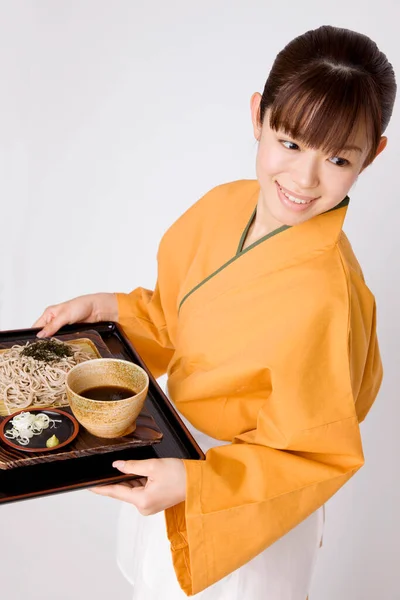 Funcionário Japonês Feminino Servindo Soba Uma Mesa — Fotografia de Stock