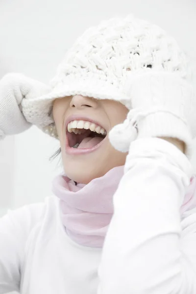 Asiatique Femme Portant Chaud Blanc Gants Chapeau — Photo