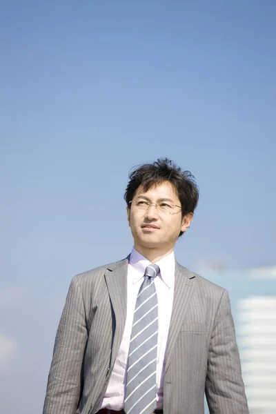 Retrato Joven Empresario Asiático Contra Fondo Azul Cielo —  Fotos de Stock