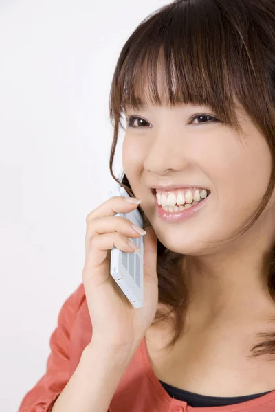 Портрет Красивої Щасливої Молодої Жінки Розмовляє Мобільним Телефоном Ізольовано Білому — стокове фото