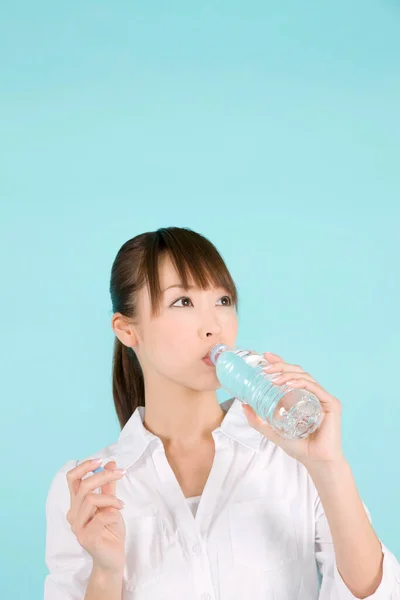 Bela Jovem Asiático Mulher Beber Água Isolado Azul Fundo — Fotografia de Stock