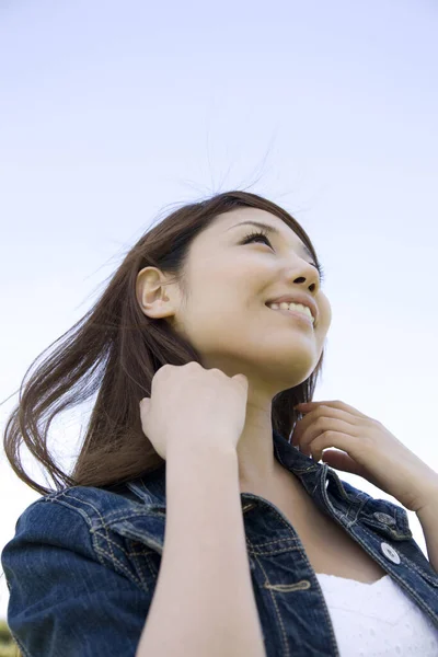 Młoda Azjatka Uśmiechnięta Świeżym Powietrzu Szczęśliwa Kobieta Pozująca Przeciwko Błękitnemu — Zdjęcie stockowe