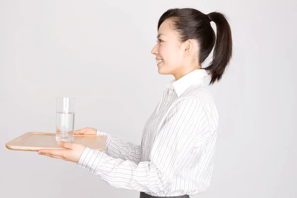 Jong Aziatisch Zakenvrouw Holding Tray Met Glas Water — Stockfoto