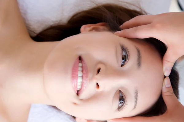 Ung Japansk Kvinna Som Kopplar Spasalongen Skönhet Och Hudvård Koncept — Stockfoto