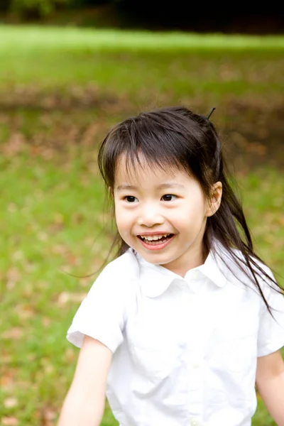 Портрет Милой Маленькой Азиатской Девочки Развлекающейся Летнем Парке — стоковое фото