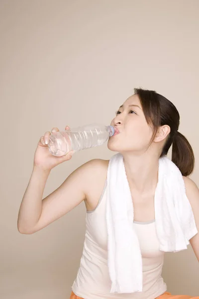 Mulher Japonesa Branco Camisa Toalha Com Uma Garrafa Água — Fotografia de Stock