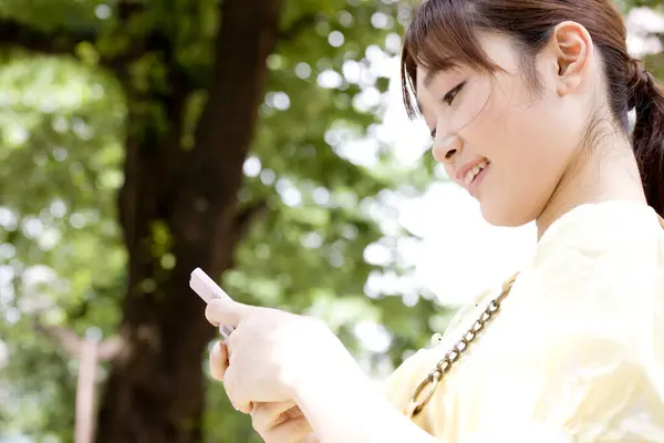 Lächelnde Asiatin Benutzt Smartphone Park — Stockfoto