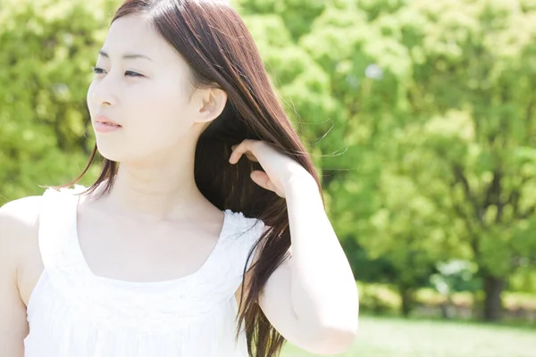 美丽的日本年轻女子在户外的肖像 — 图库照片