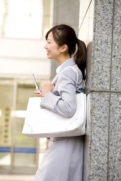 Ντυμένη Γιαπωνέζα Επιχειρηματίας Που Χρησιμοποιεί Κινητό Τηλέφωνο Εξωτερικούς Χώρους Θολό — Φωτογραφία Αρχείου