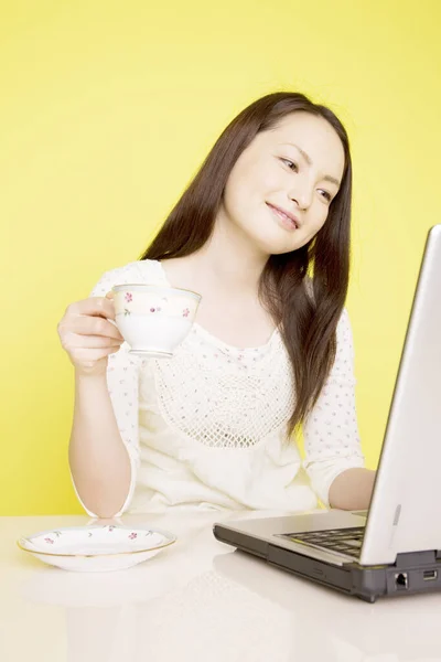 Masada Dizüstü Bilgisayar Kullanan Genç Asyalı Kadın — Stok fotoğraf