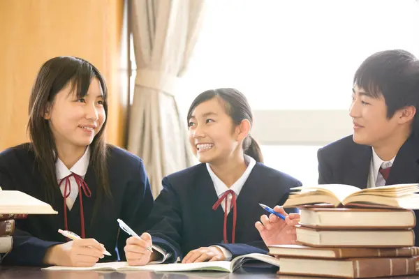 日本高中学生在课堂上学习 — 图库照片