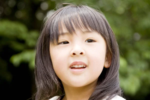 Portret Van Schattig Klein Aziatisch Meisje Zomer Park — Stockfoto