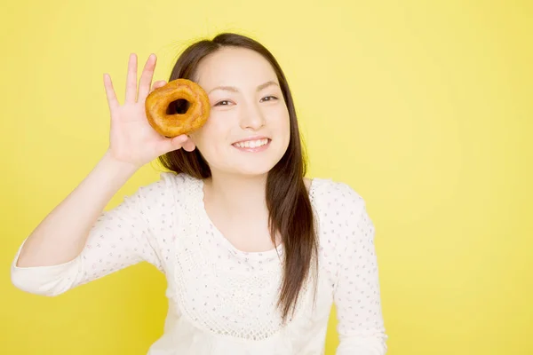 Молода Азіатська Жінка Показує Пончик — стокове фото