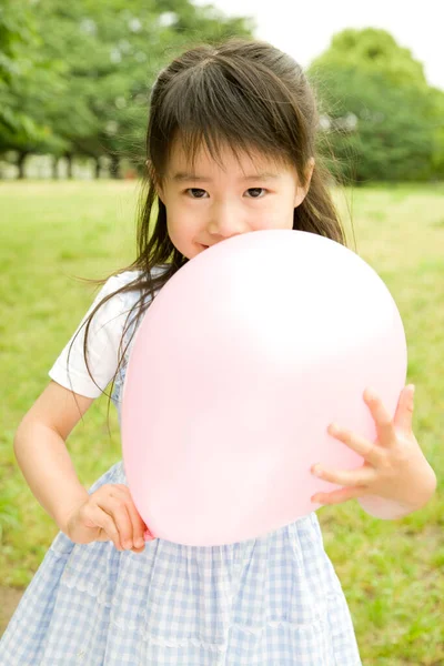 Potret Gadis Asia Kecil Yang Lucu Dengan Balon Taman Musim — Stok Foto