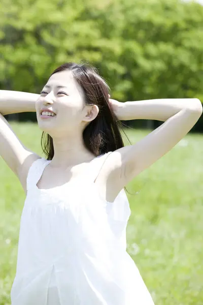 Vacker Glad Ung Japansk Kvinna Poserar Med Händerna Bakom Huvudet — Stockfoto
