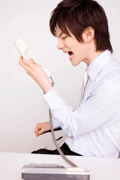 Νεαρός Ασιάτης Θυμωμένος Επιχειρηματίας Που Μιλάει Στο Τηλέφωνο Στο Γραφείο — Φωτογραφία Αρχείου