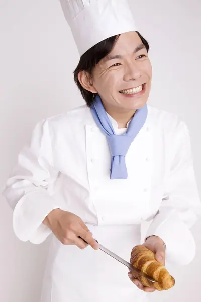 Sorrindo Asiático Masculino Chef Corte Croissant — Fotografia de Stock