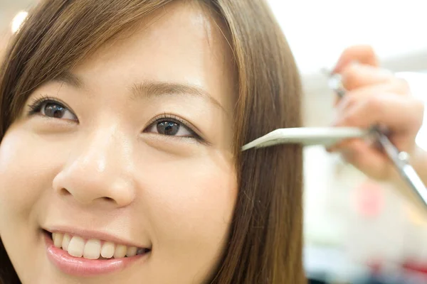 Egy Fiatal Japán Fodrászkodik Szalonban Szépség Japán Hölgy Hogy Elegáns — Stock Fotó
