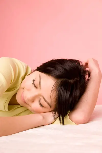 Wanita Asia Muda Yang Cantik Tidur — Stok Foto