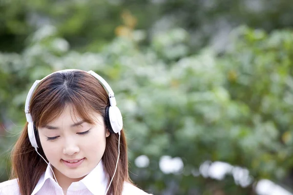 Junge Japanerin Hört Musik Über Kopfhörer — Stockfoto
