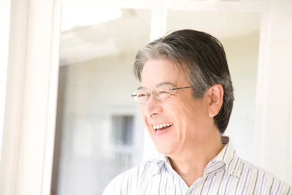 自宅でハンサム引退した成熟した日本人男性の肖像 — ストック写真