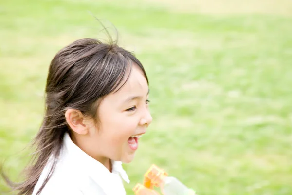 Portrét Roztomilé Malé Asijské Dívky Hračkou Letním Parku — Stock fotografie