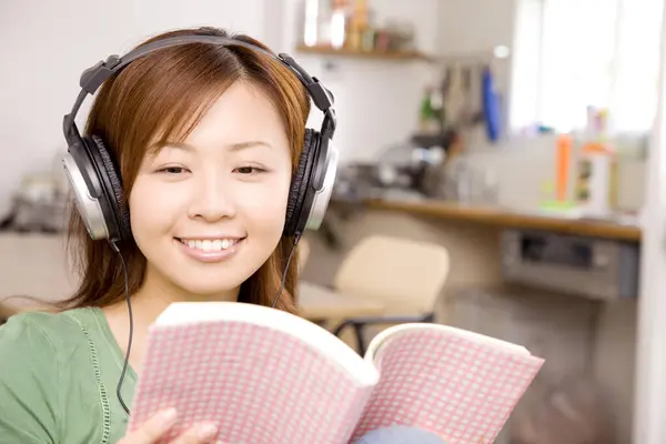 Müzik Dinleyen Japon Kadın Kulaklıkla Oturan Güzel Bayan — Stok fotoğraf