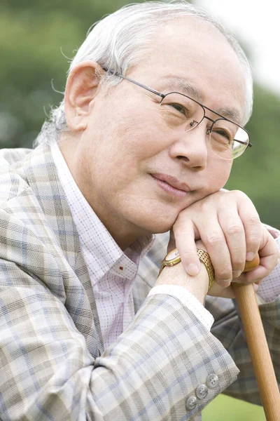 メガネとウォーキングスティックを持つアジアのシニア男性 — ストック写真
