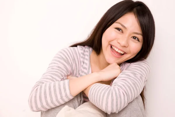 Jovem Mulher Japonesa Sorrindo — Fotografia de Stock