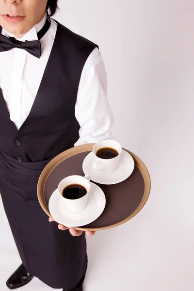 Junger Kellner Mit Kaffee Auf Tablett Vor Isoliertem Hintergrund — Stockfoto