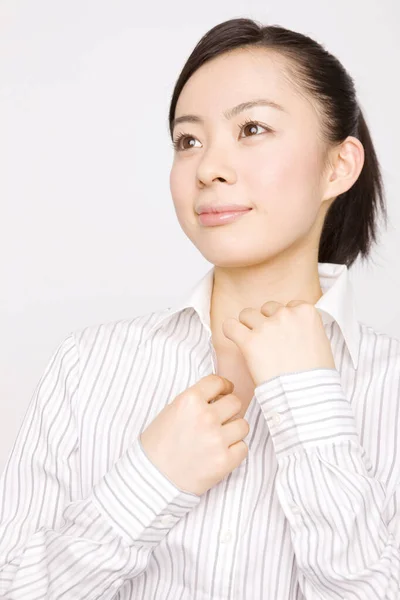 Młody Azji Bizneswoman Nosić Koszula Patrząc Daleko Odosobnione Tło — Zdjęcie stockowe