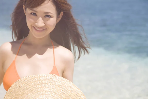 Молодая Японская Женщина Наслаждается Солнечным Днем Соломенной Шляпе Пляже — стоковое фото