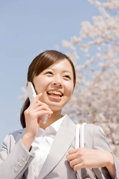 Ντυμένη Γιαπωνέζα Επιχειρηματίας Που Χρησιμοποιεί Κινητό Τηλέφωνο Εξωτερικούς Χώρους Θολό — Φωτογραφία Αρχείου