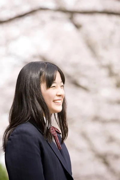 Schöne Japanerin Schuluniform Vor Dem Hintergrund Des Blühenden Kirschbaums — Stockfoto